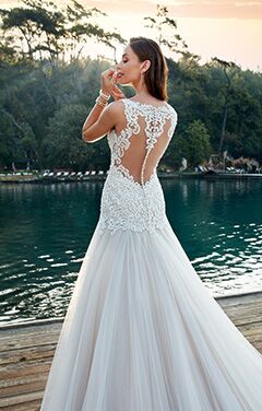 Brautkleid mit auffällig gestaltetem Rücken