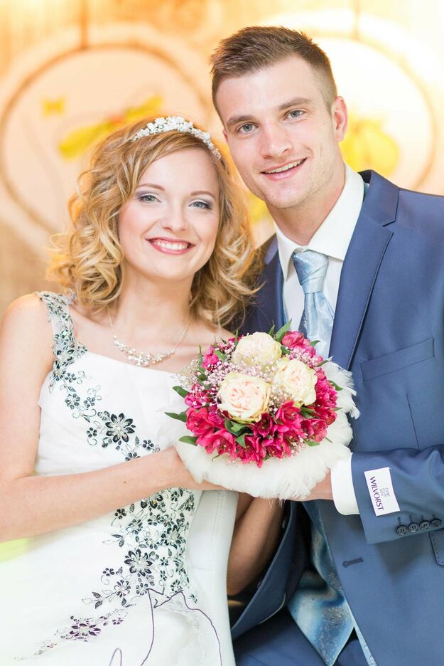 Braut und Bräutigam komplett mit einem Brautkleid von Ladybird und einem Bräuigam-Anzug von Wilvorst