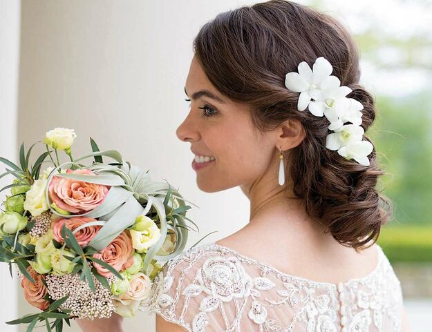 Brautfrisur mit Blüten im Haar