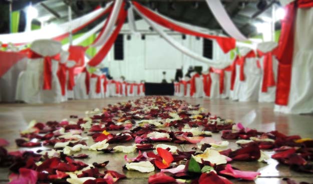 Hochzeitsbräuche – Blüten streuen